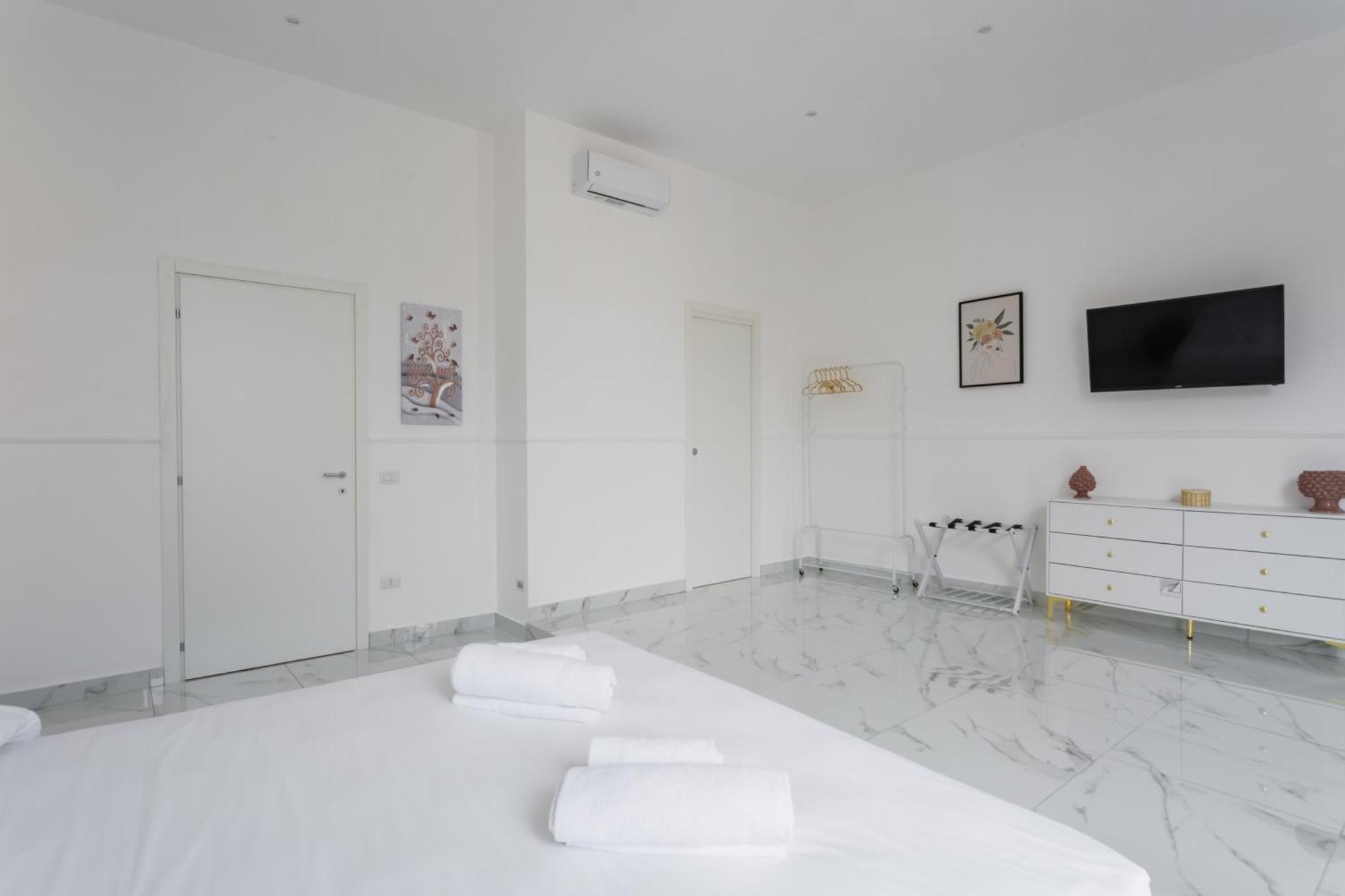Golden Suites By Dimorra Napoli Bagian luar foto