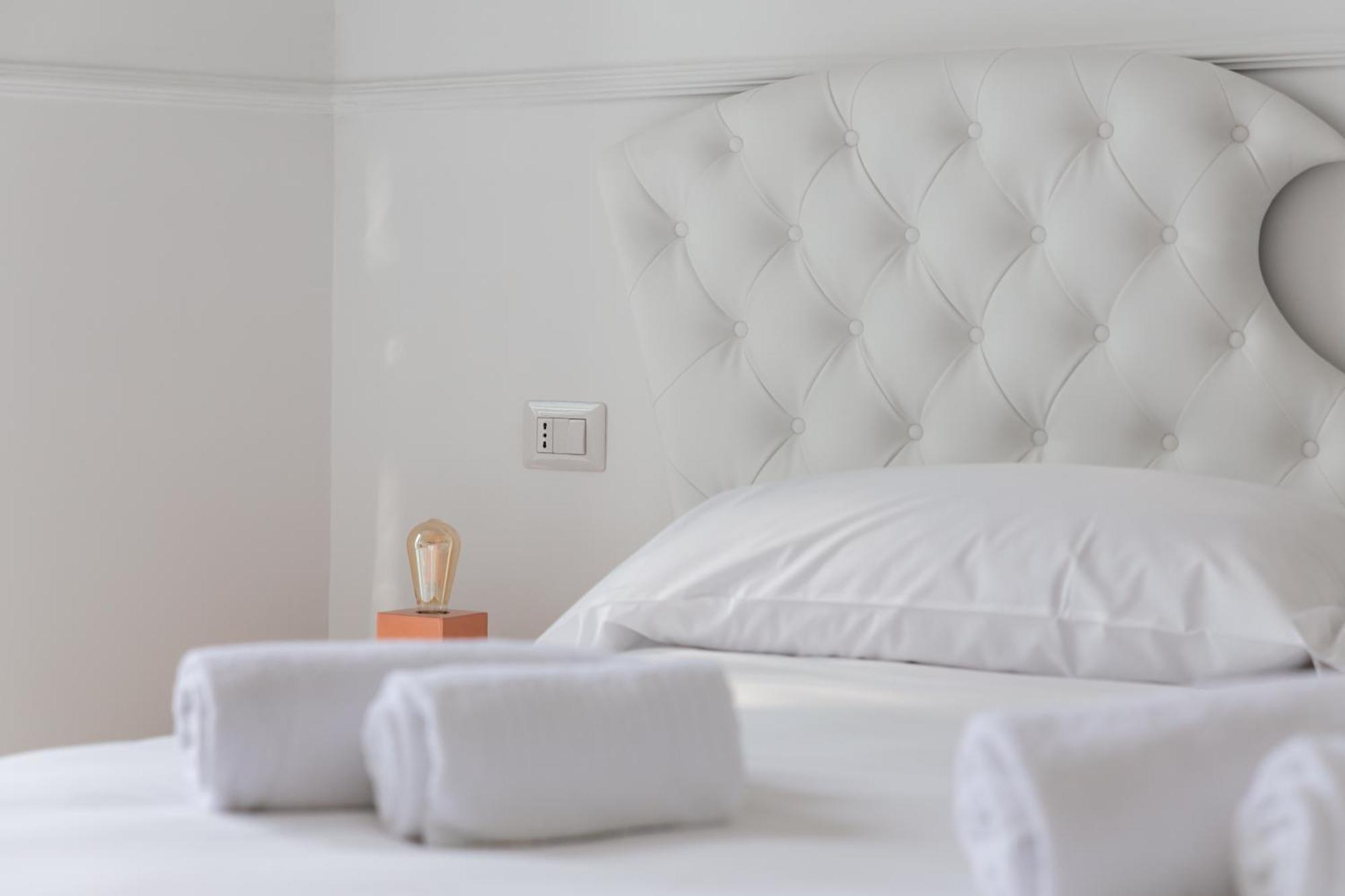Golden Suites By Dimorra Napoli Bagian luar foto